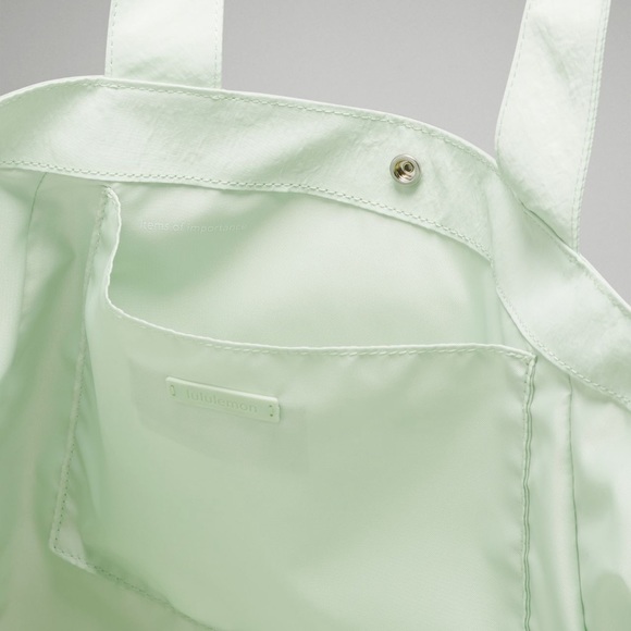 Lululemon side cinch bag - kohlrabi green NWT - Picture 2 of 4